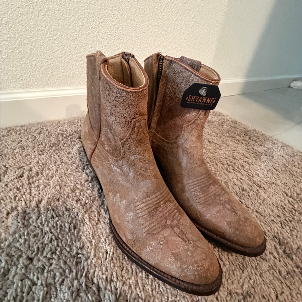 Shyanne Tan Floral Ankle Booties like new with Tag - Picture 9 of 10